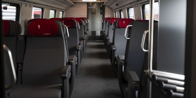2.Klasse-Billet - Lehrling plaudert in 1. Klasse mit Kumpel – SBB-Busse