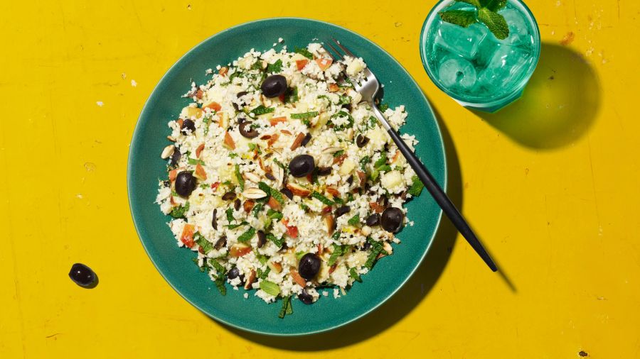 Aus übrig geliebenem Blumenkohl kannst du beispielsweise ein leckeres Couscous-Gericht zaubern.