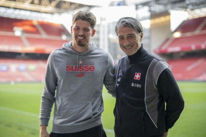 Murat Yakin freut sich «riesig», dass Gregor Kobel als Nummer 1 der Schweizer Nati auflaufen kann. Schweizer Nati Gregor Kobel
