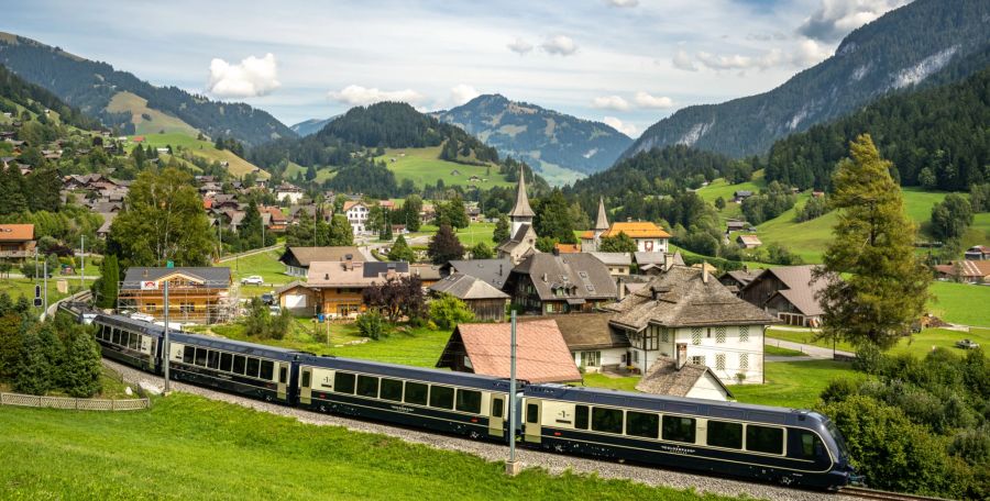 Der Zug führt vorbei an Rougement.