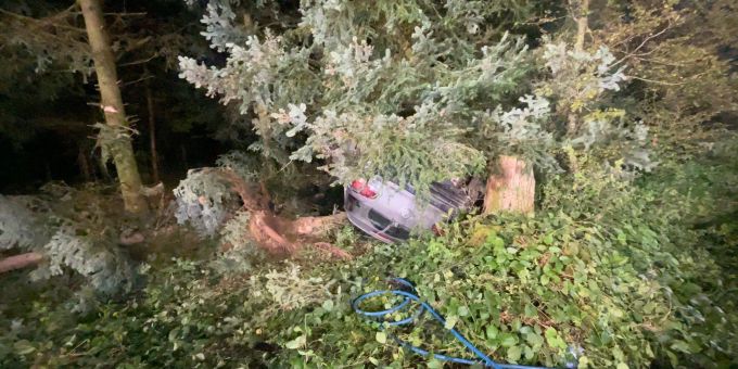 Ins Spital geflogen - Autofahrer (21) kracht in Neuendorf SO in Bäume