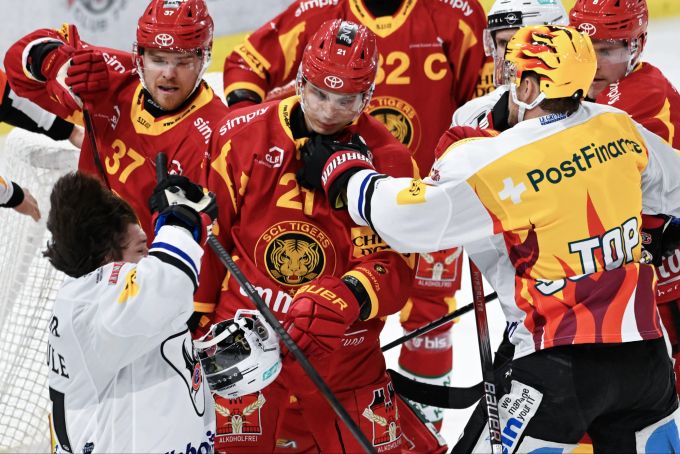 Die SCL Tigers und Fribourg-Gottéron schenken sich am Freitagabend nichts. SCL Tigers