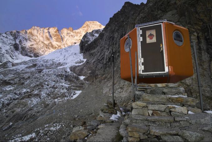 Im Outdoor: Das Bivouac du Dolent-La Maye ist eine abgelegene Berghütte in den Walliser Alpen, die als Ausgangspunkt für anspruchsvolle Bergtouren dient. Bivouac du Dolent-La Maye