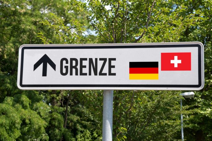 Ab 2025 können Käufer im Ausland Waren bis 150 Franken pro Tag mehrwertsteuerfrei einführen. Grenzschild Deutschland Schweiz