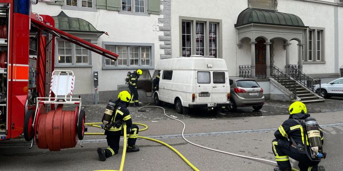 Weinfelden TG: Fahrzeugbrand führt zu Sachschaden. Weinfelden TG Brand