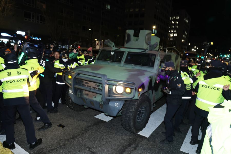 Nachdem Südkoreas Präsident Yoon Suk Yeol das Notkriegsrecht ausgerufen hatte, kam es in Südkorea zu Demonstrationen. Polizei und Militär rollten durch die Strassen.