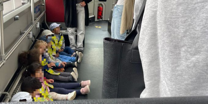 In einem Bus von Bernmobil setzen sich Kinder auf den Boden – auf die Anweisung der Kindergartenlehrerin. Bernmobil