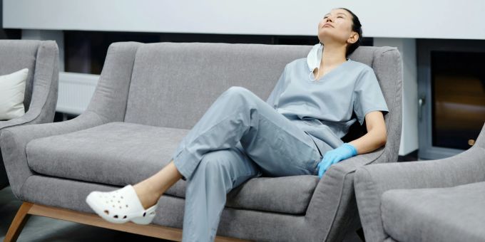 Stets abrufbar, oder lieber entspannt und dafür kein Bonus? Diese Frage dürfen sich Pflegende im Spital Bülach stellen. Pflegerin entspannt im Spital