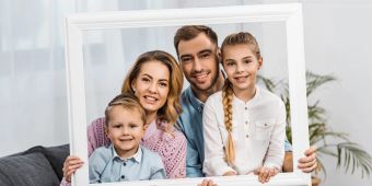 Familie mit Bilderrahmen