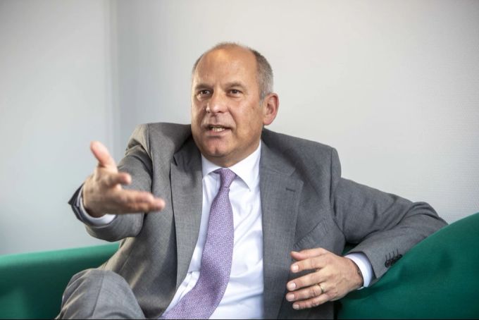 Der hessische Innenminister Roman Poseck (CDU) will nun Polizisten überprüfen, die Mitglied der AfD sind. afd poseck polizisten