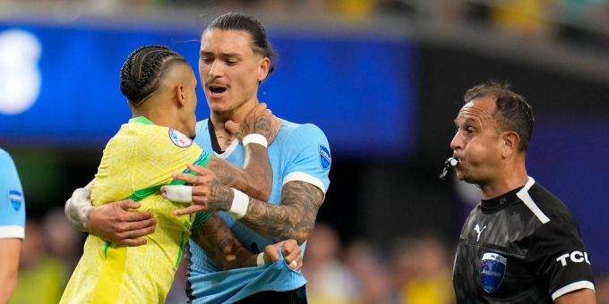Darwin Nunez (blaues Trikot) wurde wegen einer Prügelei im Spiel gegen Kolumbien lange gesperrt. Darwin Núñez