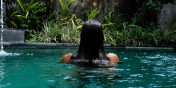 Frau im Pool, Costa Rica