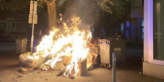 Brandstiftung? - Zwei Kartonstapel in Zürich gehen in Flammen auf