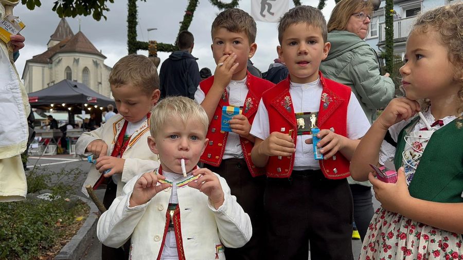 Kinder dürfen an der Appenzeller-Viehschau weiterhin rauchen. Hier sind es Kaugummizigaretten.