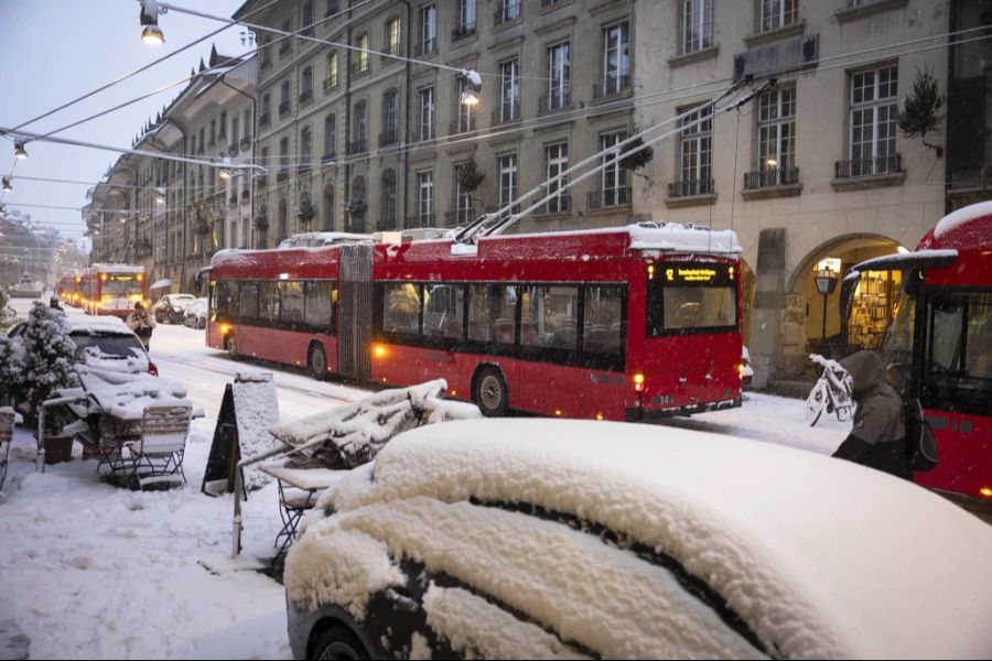 Bernmobil musste gestern Abend den gesamten Bus- und Trambetrieb wegen des Schnees einstellen.