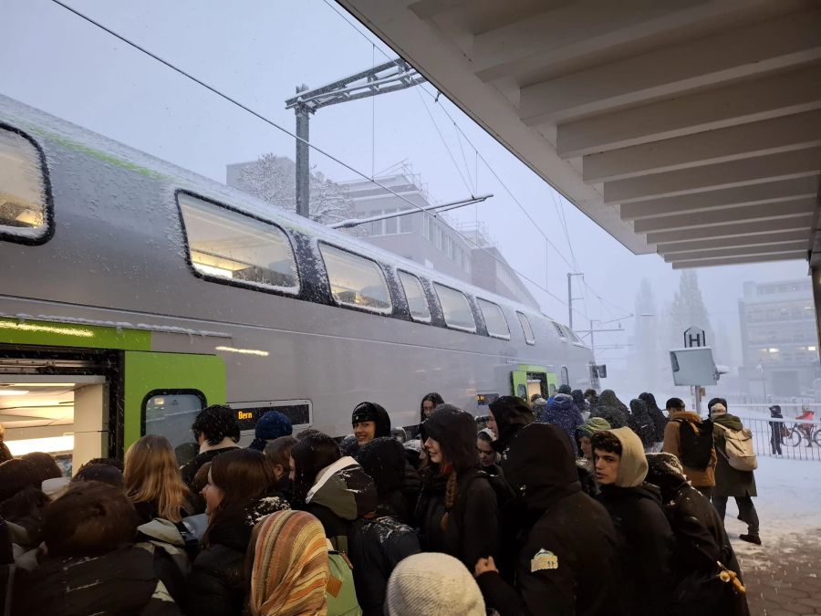 In Liebefeld BE versuchen die Pendler auf die S-Bahn auszuweichen.