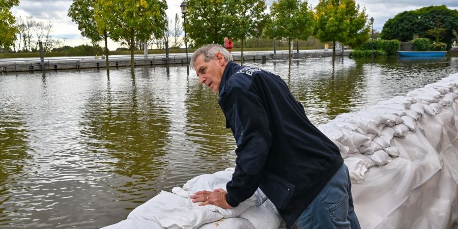 Wie schlimm wird das Hochwasser? Frank Balzer (SPD), der Bürgermeister von Eisenhüttenstadt, blickt über einen Wall aus Sandsäcken im Stadtteil Fürstenberg, wo Strassen überflutet wurden.