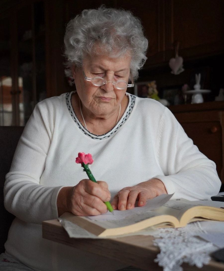 Sie lügt, manipuliert und schreibt Briefe voller verdrehter Wahrheiten: Stiefmutter Hildegard*. (Symbolbild)