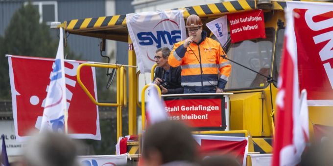 Tausend Menschen demonstrieren für den Erhalt des Stahlwerks Gerlafingen. Demo in Geraldfingen
