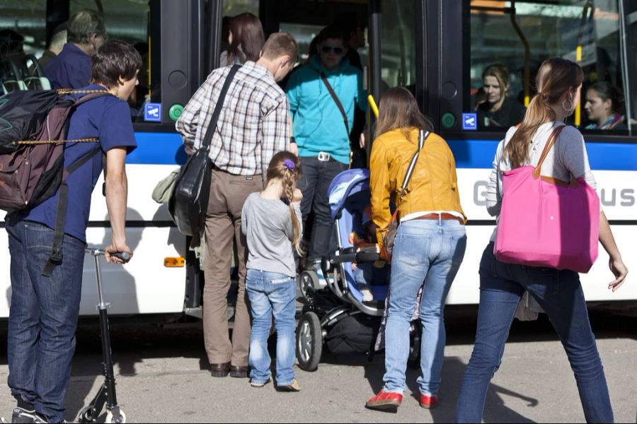 Ein Kinderwagen macht das Reisen im ÖV oft besonders mühsam. (Symbolbild)