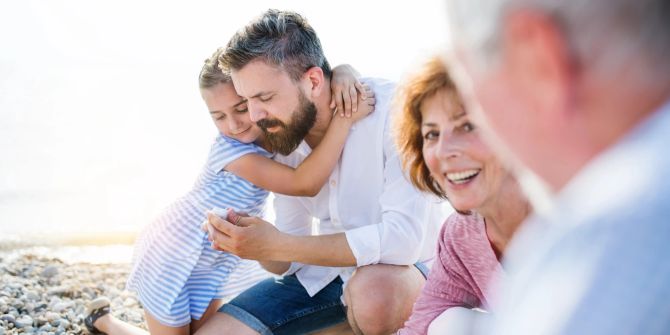 Familie im Freien, glücklich