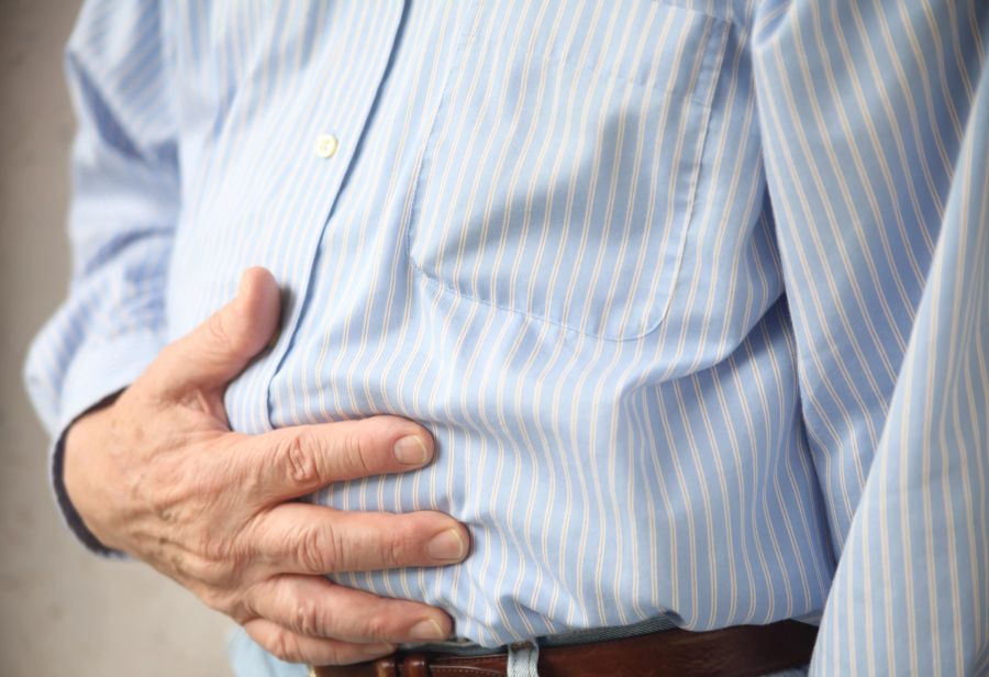 Bauchschmerzen, älterer Mann mit Hand auf dem Bauch