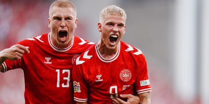 Die Dänen jubeln in der Nations League gegen Serbien. Dänemark