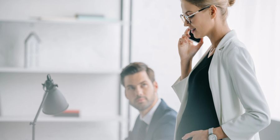 schwangere Frau im Büro