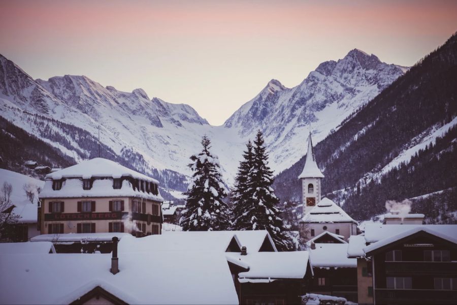 Dorf Schnee Berge Dämmerung