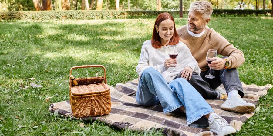 Mann und Frau beim Picknick