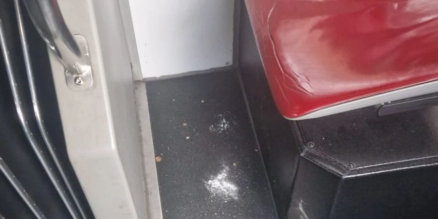 Es kann öfters vorkommen, dass man öffentlichen Konsum beobachtet. So geschehen zuletzt im Bus von Bernmobil, wo Eltern und Kinder einem Kokser zuschauten. Dieser hinterliess Spuren vor dem Sitz.