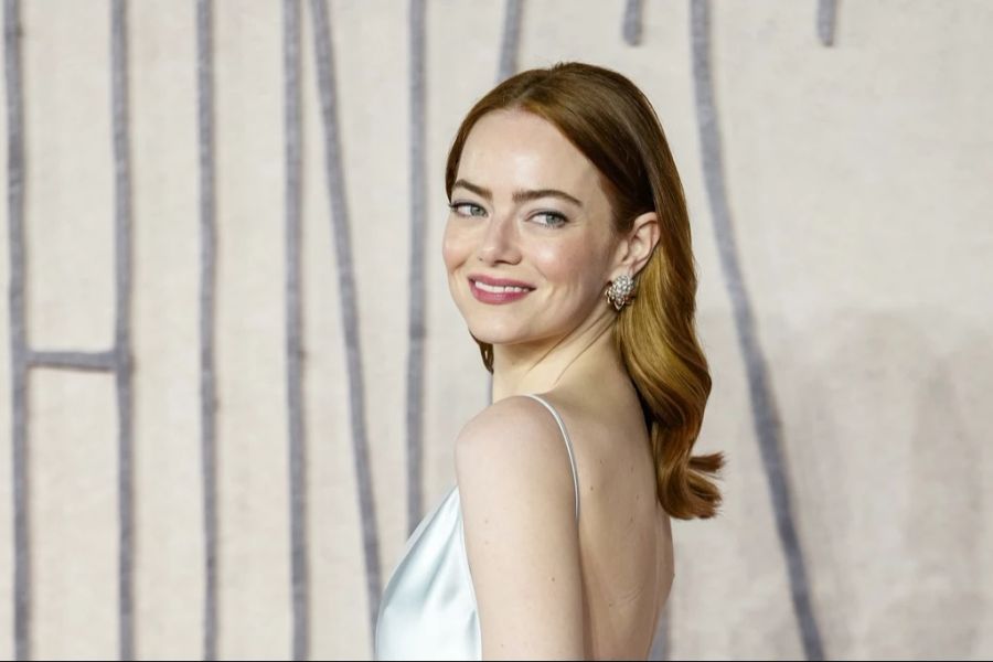 Emma Stone lacht an der «Poor Things»-Premiere in London in die Kameras. Der Fantasy-Film ist eine feministische Frankenstein-Adaption.