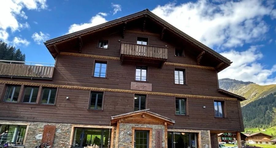 Das Hotel Des Alpes in Adelboden BE ist rund 300 Quadratmeter gross und verfügt über ein Restaurant, eine Gelateria und 13 Zimmer.