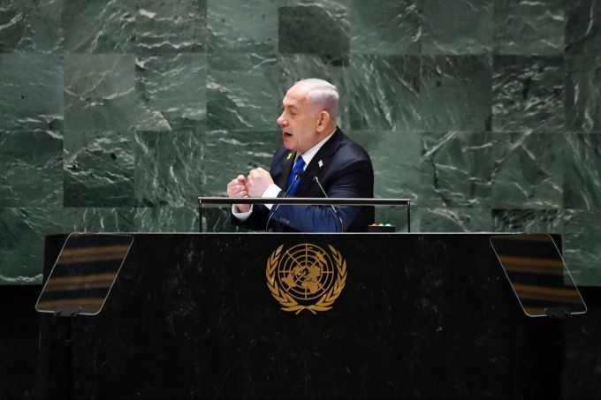 Nach seiner Rückkehr von der UN-Vollversammlung bestätigte Israels Premier Netanjahu, den Befehl für die gezielte Tötung von Hisbollah-Chef Nasrallah erteilt zu haben. Li Rui/XinHua/dpa UN-Vollversammlung