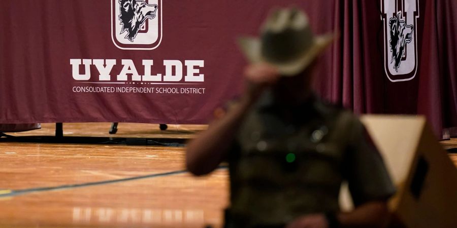 Polizisten des texanischen Sicherheitsministeriums bei einer Sitzung in Uvalde.