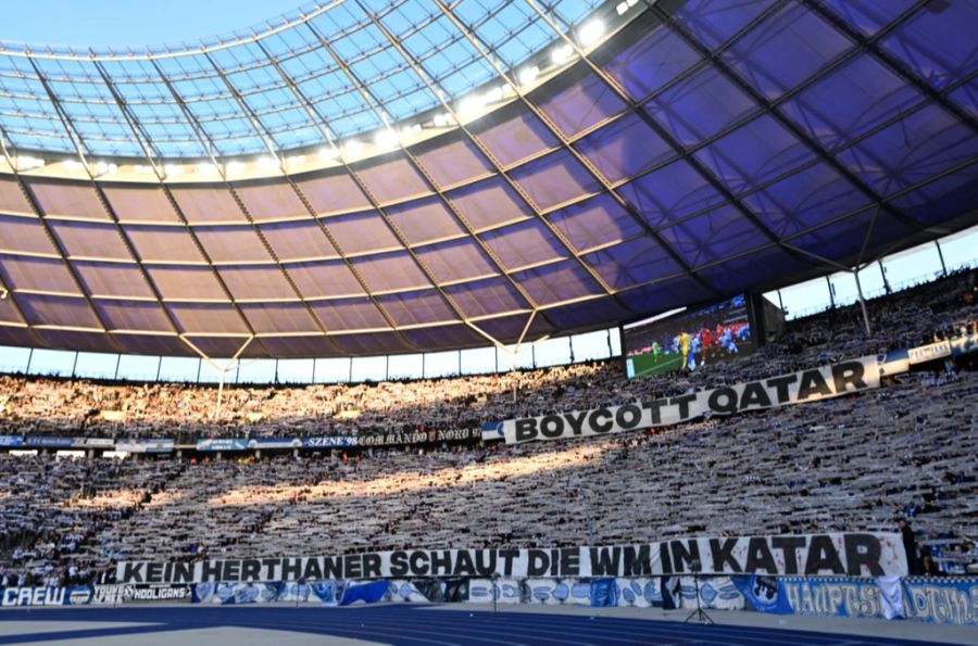 Fussball-Fans rufen – vor allem in Europa – rufen zum Boykott auf. Hier letztes Wochenende im Berliner Olympiastadion.