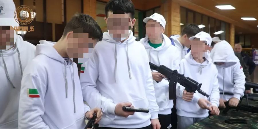 Hier müssen Jugendliche in Kadyrows Trainingscamp Waffen bedienen.