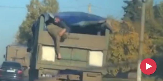 Schlechte Moral - Russen-Soldat wirft beinahe Kollegen von Lastwagen