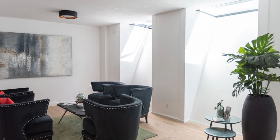Lichtfluter haben eine schräge Seitenwand und ein Fenster in der Decke.