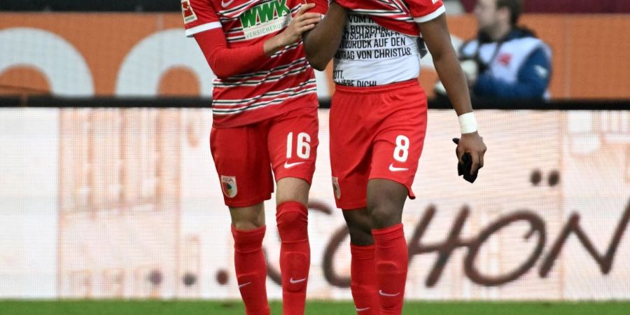 Kann zu WM nach Katar reisen: Augsburgs Carlos Gruezo (r).