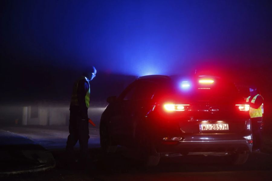 Die polnischen Behörden meldeten in der Nacht, dass eine Rakete «aus russischer Produktion» in dem Dorf einschlug.