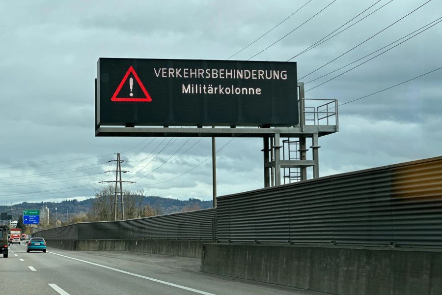 Am Dienstagnachmittag auf der A1 ist es bereits zu Verkehrseinschränkungen wegen der Militärübung gekommen.