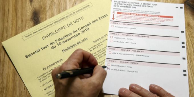 Eine Person füllt ihren Stimmzettel für den zweiten Wahlgang der Ständeratswahlen am Freitag, den 8. November 2019 in Genf aus. Wahlen 2023