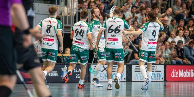 Der Doppel-Torschütze Hollenstein bejubelt sein zweites Tor mit den Teamkollegen. Unihockeyspieler feiern ihr Tor.
