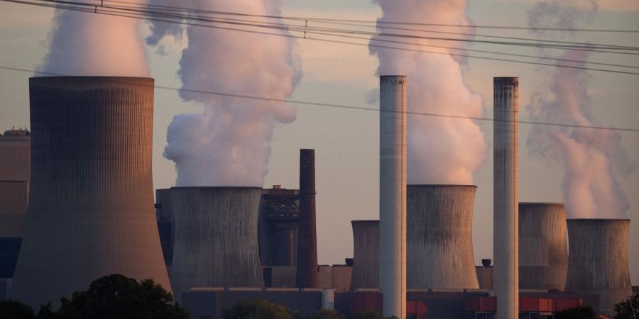 Blick auf das RWE-Kohlekraftwerk Niederaussem im nordrhein-westfälischen Grevenbroich.