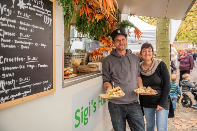 Patrick und Sarah von Sigis Foodtrailer mit feinen Sandwichs.