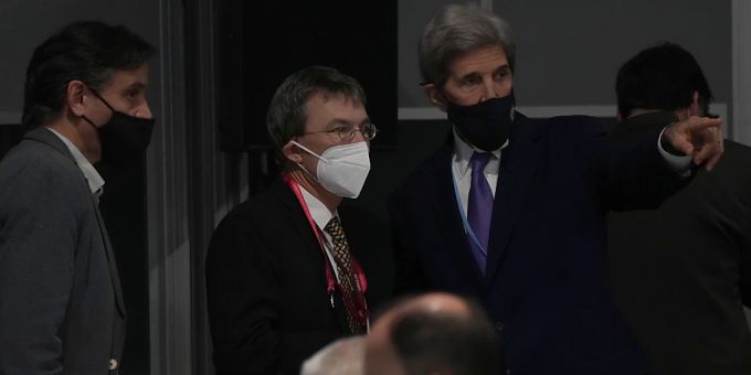 Der an der COP27 beschlossene Fonds zur Entschädigung der ärmsten Länder für die Folgen des Klimawandels ist für den Schweizer Delegationsleiter Franz Perrez (Mitte) kein Grund für Freudensprünge. Ein Geldtopf mehr bedeute nicht automatisch mehr Geld für Klimaschutz. (Archivbild) Der an der COP27 beschlossene Fonds zur Entschädigung der ärmsten Länder für die Folgen des Klimawandels ist für den Schweizer Delegationsleiter Franz Perrez (Mitte) kein Grund für Freudensprünge. Ein Geldtopf mehr bedeute nicht automatisch mehr Geld für Klimaschutz. (Archivbild)
