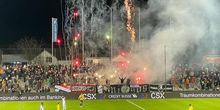 Zu Beginn der zweiten Halbzeit zünden die Fans des FC Aarau ein Feuerwerk.