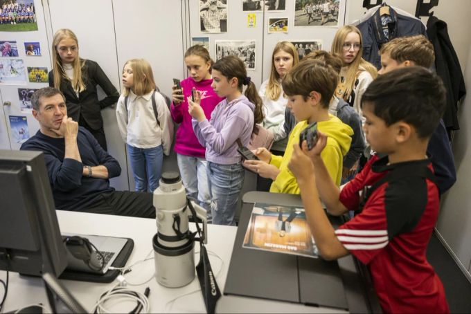 Peter Klaunzer, Newsfotograf von Keystone-SDA, erklärt den Kindern seinen Alltag. Keystone