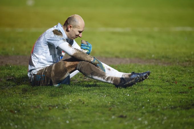Anton Sytnykov (FC Wohlen) wird von den Anhängern von Servette mit einem Bierbecher beworfen. Wohlen Servette Schweizer Cup
